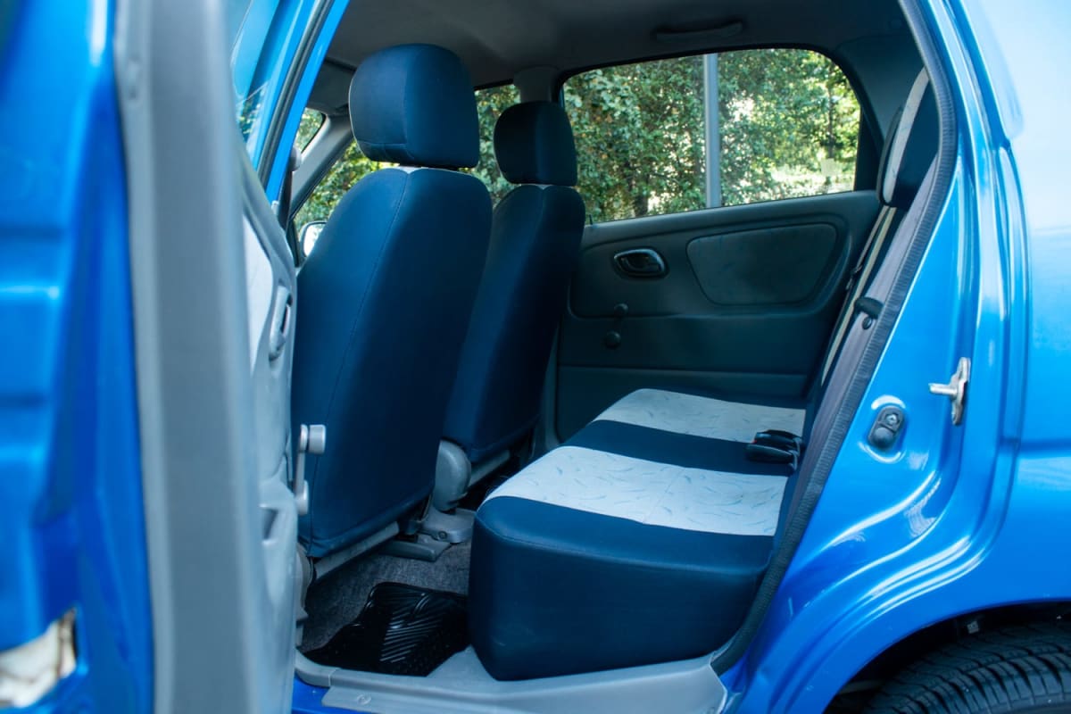 Suzuki Alto 1.1 2008 - Interior de hatchback color azul. Vista de los asientos traseros en exterior.