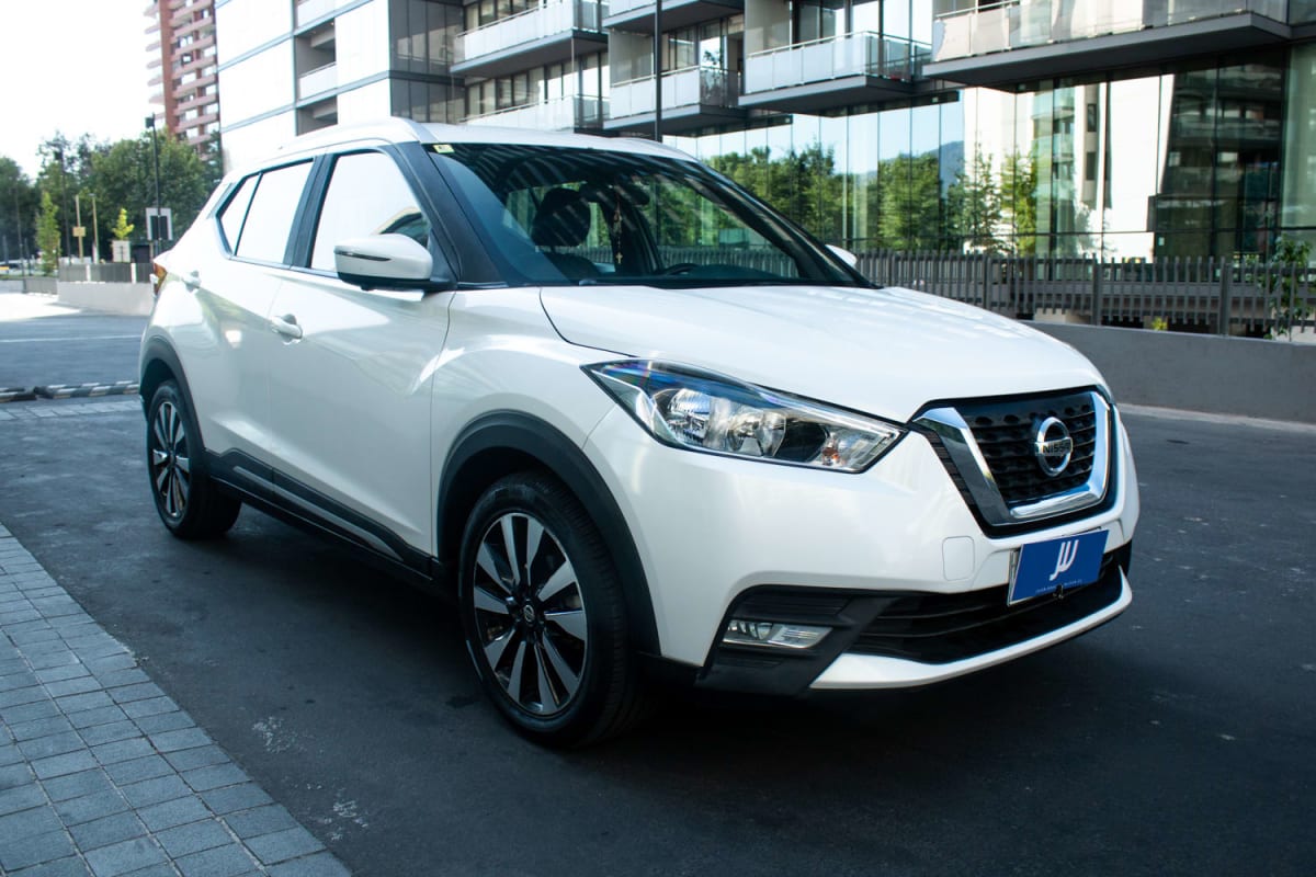Nissan Kicks 1.6 2017 - Vista 3/4 de SUV color blanco en exterior