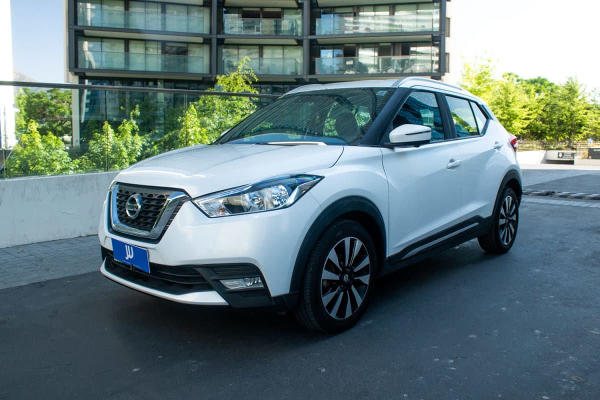 Nissan Kicks 1.6 2017 - Vista 3/4 frontal de SUV color blanco en exterior
