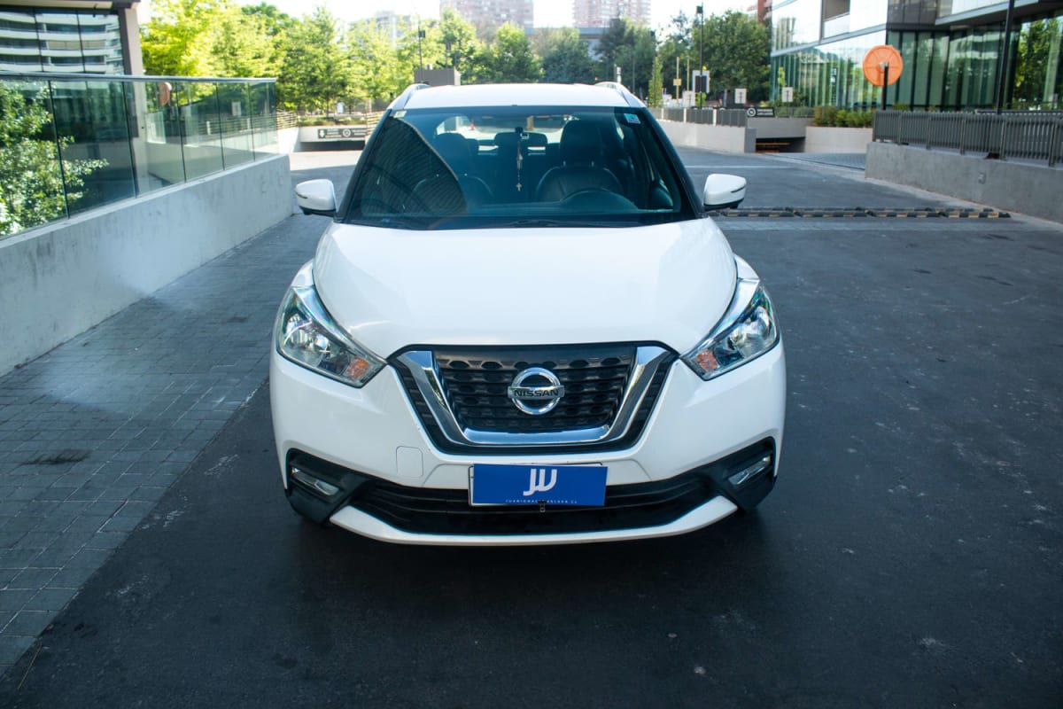 Nissan Kicks 1.6 2017 - Vista frontal de SUV color blanco en exterior