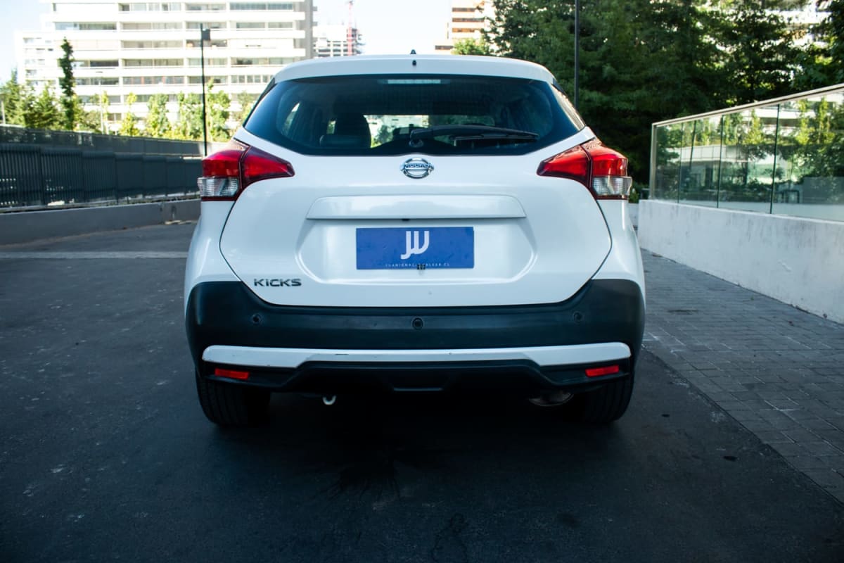 Nissan Kicks 1.6 2017 - Vista trasera de hatchback color blanco en exterior
