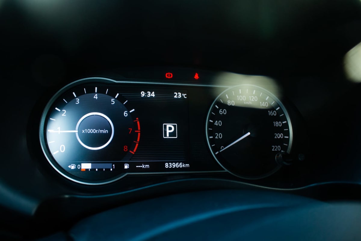 Nissan Kicks 1.6 2017 - Detalle del panel de instrumentos digital en interior de vehículo. Velocímetro y tacómetro.