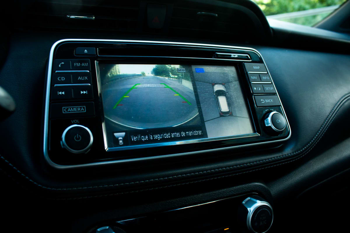 Nissan Kicks 1.6 2017 - Vista interior, pantalla con cámara de retroceso y vista 360, tablero negro