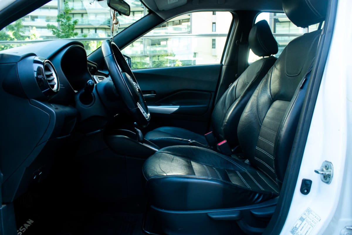 Nissan Kicks 1.6 2017 - Vista interior de hatchback blanco, asientos de cuero negro en exterior