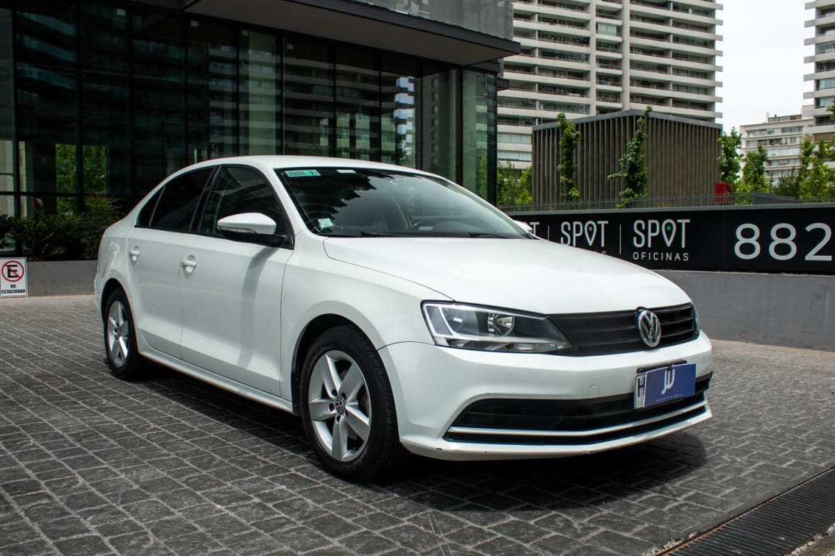 Volkswagen Bora 1.4 2015 - Vista 3/4 de sedán color blanco en exterior urbano.