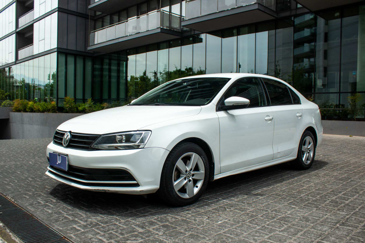 Volkswagen Bora 1.4 2015 - Vista 3/4 de sedán color blanco en exterior
