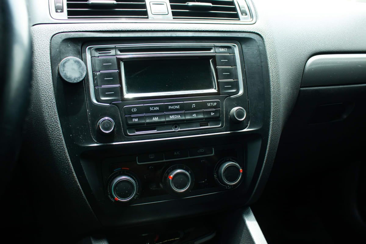 Volkswagen Bora 1.4 2015 - Detalle del interior: consola central y controles de radio y aire acondicionado.