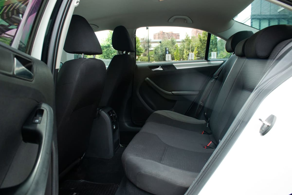 Volkswagen Bora 1.4 2015 - Vista interior de sedán color blanco. Asientos traseros de tela color negro.