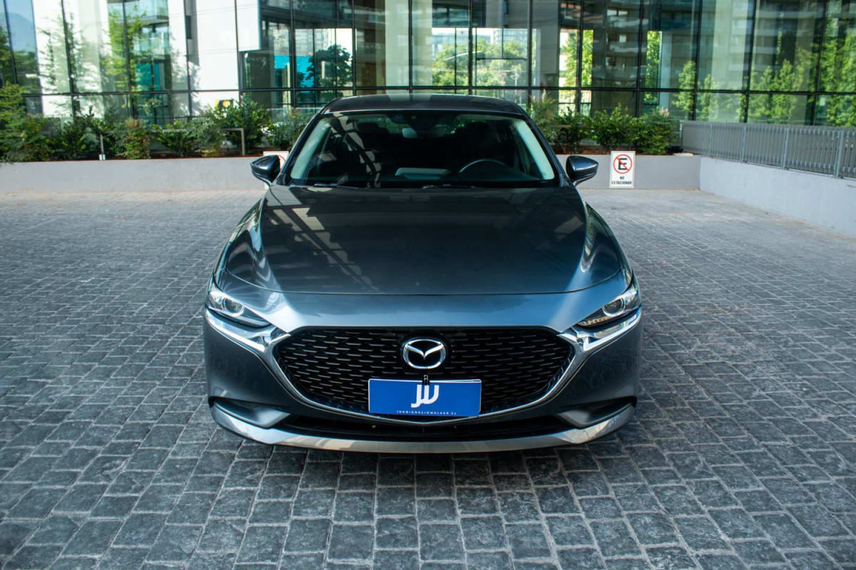 Mazda 3 2.0 2020 - Vista frontal de hatchback color gris oscuro en exterior.