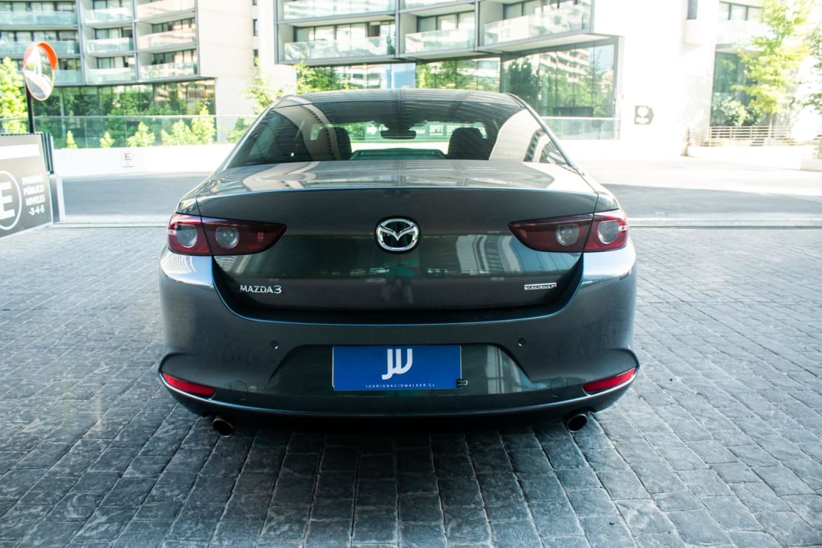 Mazda 3 2.0 2020 - Vista trasera de sedán color gris oscuro en exterior