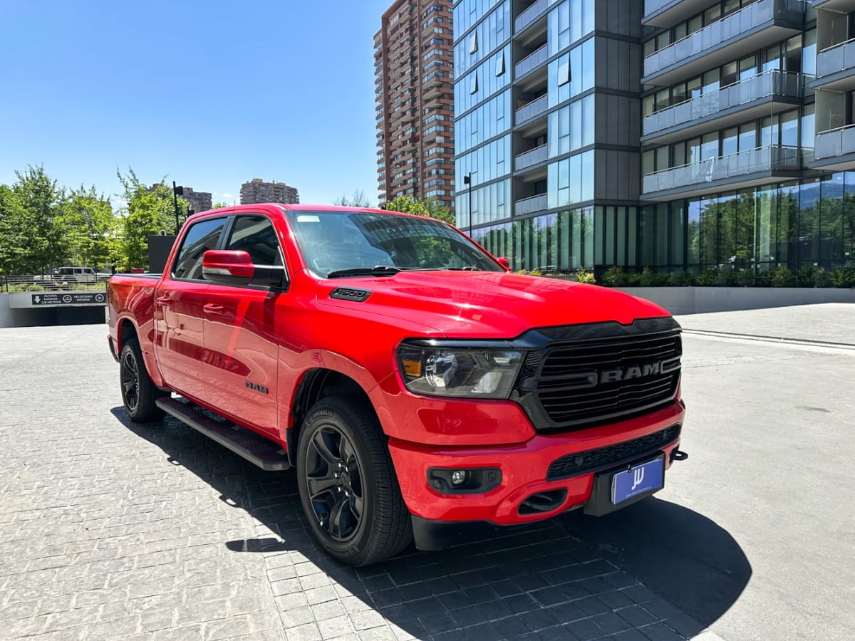 RAM 1500 Big 2021 - Vista 3/4 de pickup color rojo en exterior