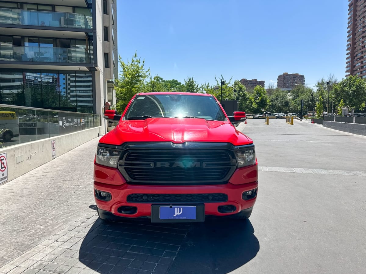 RAM 1500 Big 2021 - Vista frontal de pickup color rojo en exterior