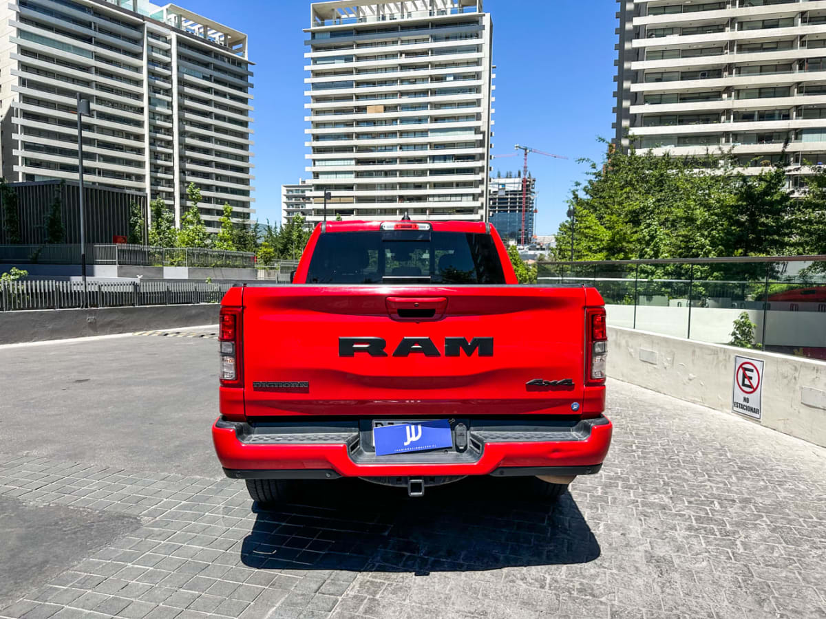 RAM 1500 Big 2021 - Vista trasera de pickup color rojo en exterior