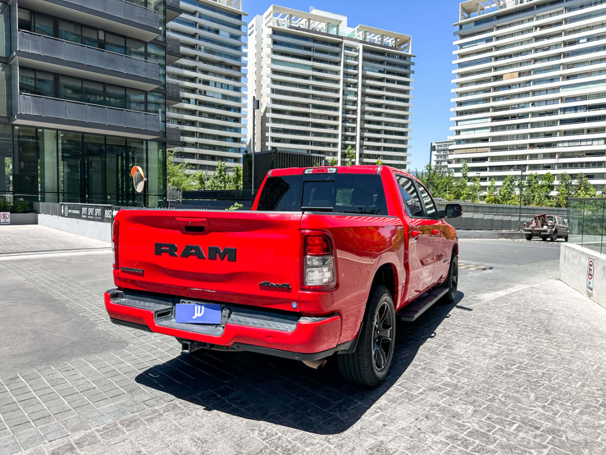 RAM 1500 Big 2021 - Vista trasera 3/4 de pickup color rojo en exterior