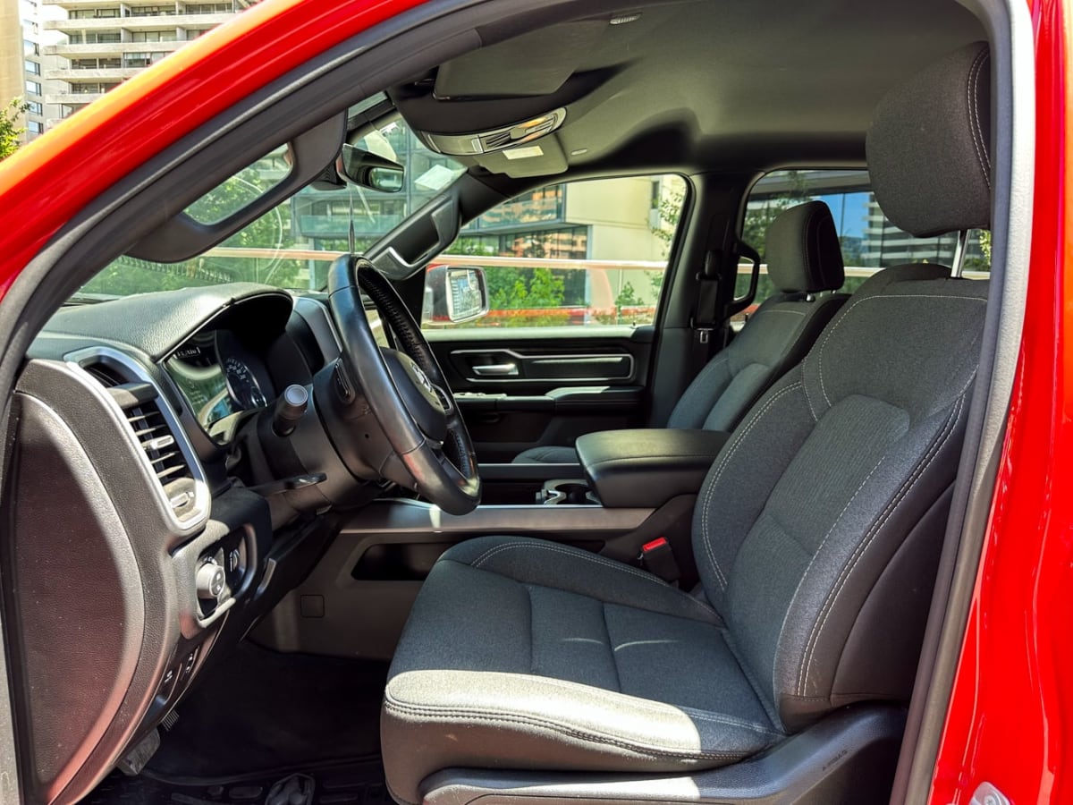 RAM 1500 Big 2021 - Vista interior de pickup color rojo. Detalle de asientos delanteros y panel de instrumentos. Exterior.