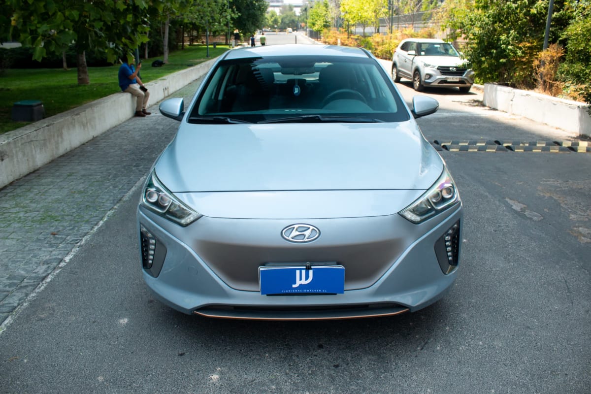 Hyundai Ioniq GLS 2018 - Vista frontal de hatchback color celeste en exterior