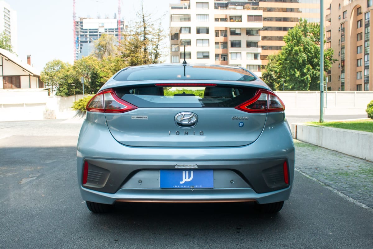 Hyundai Ioniq GLS 2018 - Vista trasera de hatchback color celeste en exterior