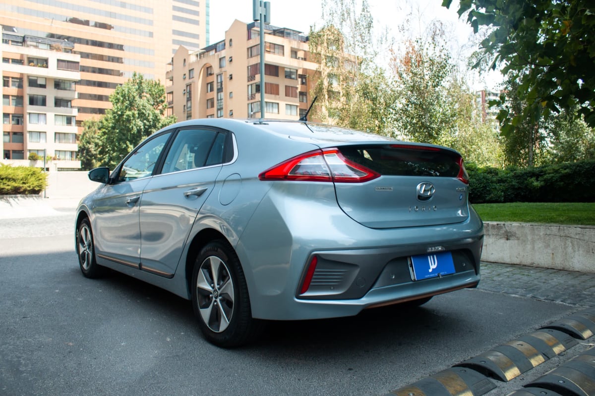 Hyundai Ioniq GLS 2018 - Vista trasera 3/4 de hatchback color celeste en exterior