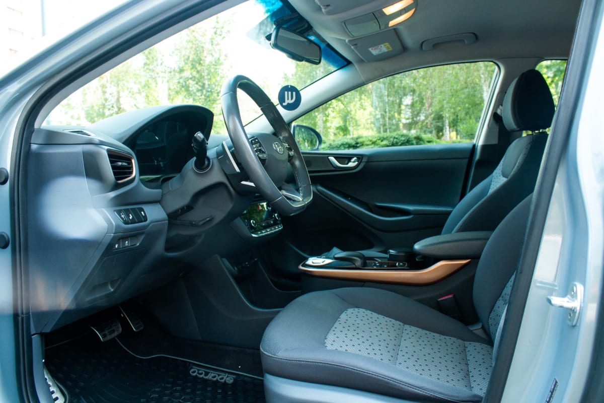 Hyundai Ioniq GLS 2018 - Vista interior de hatchback color celeste con asientos de tela en exterior