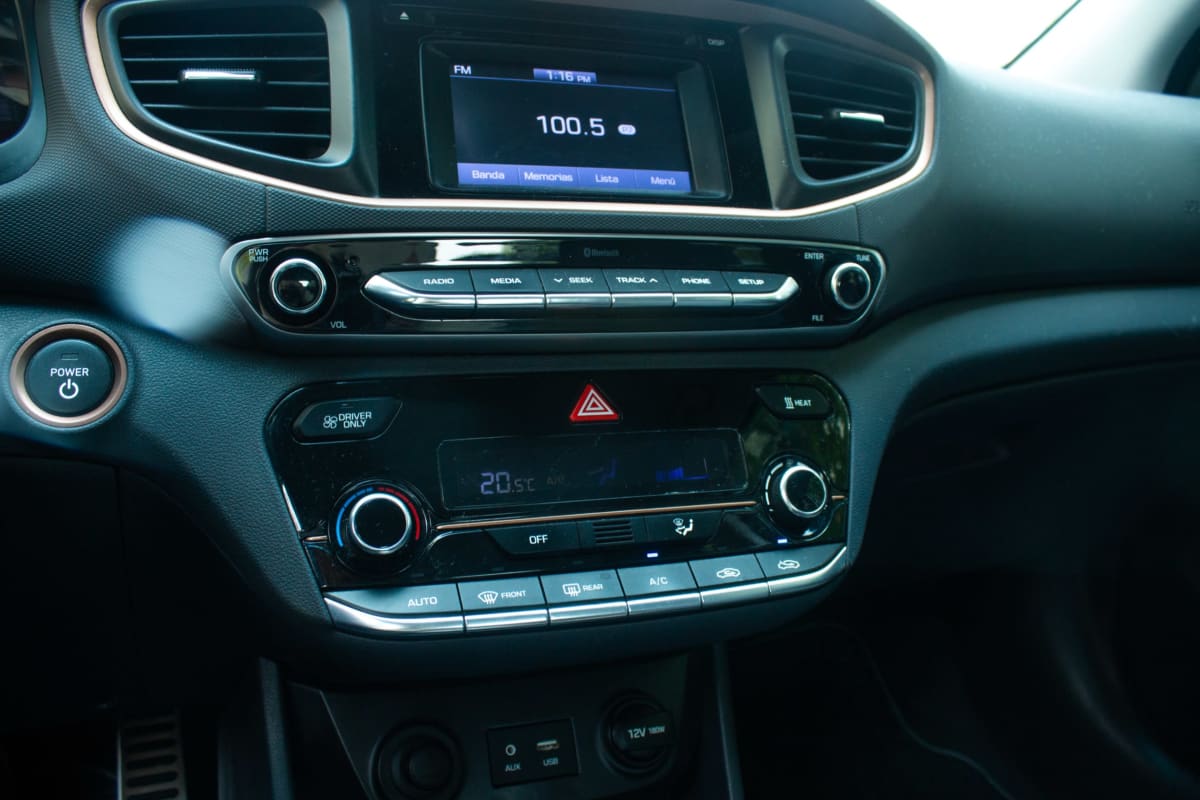 Hyundai Ioniq GLS 2018 - Vista interior, consola central color negro con detalles plateados y pantalla multimedia.