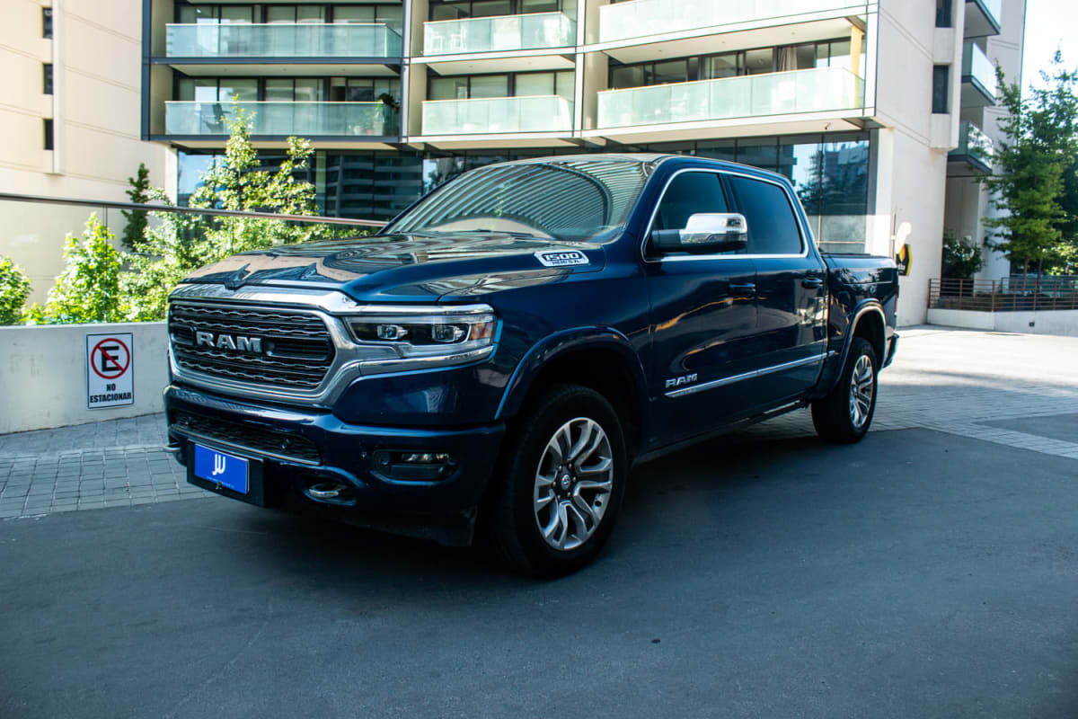 RAM 1500 Limited 2024 - Vista 3/4 de pickup color azul oscuro en exterior