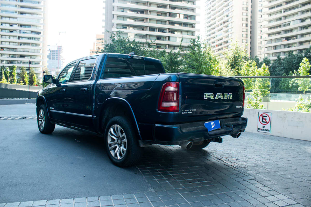 RAM 1500 Limited 2024 - Vista trasera 3/4 de pickup color azul oscuro en exterior urbano