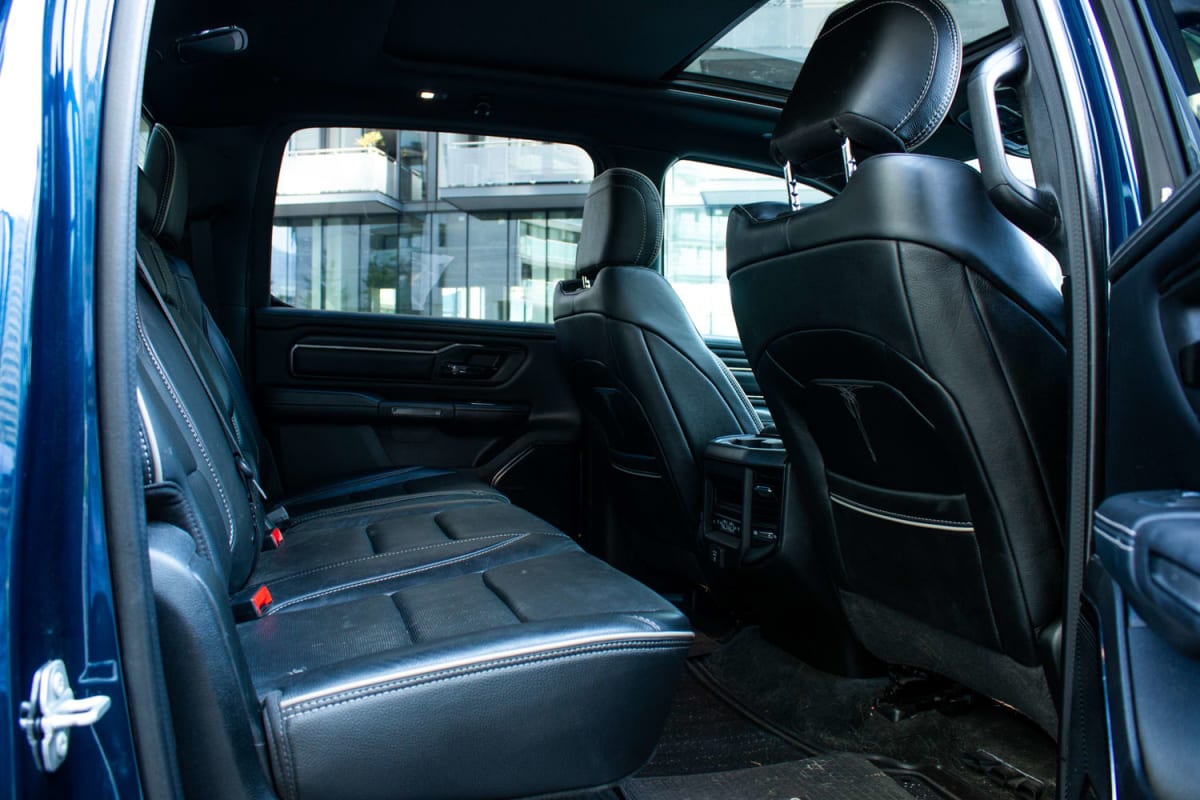RAM 1500 Limited 2024 - Interior de pickup color azul. Vista de asientos traseros de cuero negro en exterior.