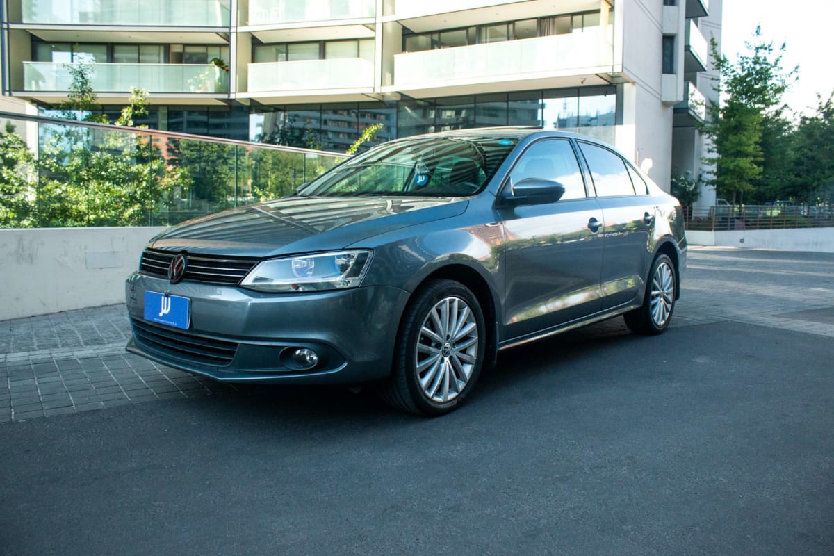 Volkswagen Vento 2.0 2013 - Vista 3/4 de sedán color gris azulado en exterior