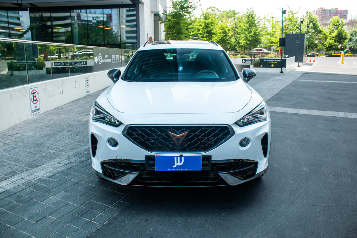 Cupra Formentor VZ 2023 - Vista frontal de SUV color blanco en exterior