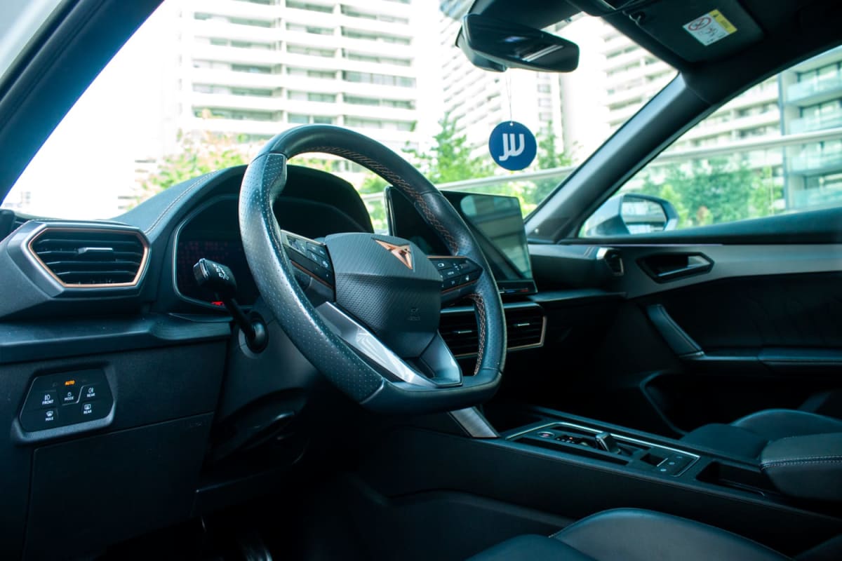 Cupra Formentor VZ 2023 - Vista interior delantera, detalles del volante y tablero color negro en exterior.