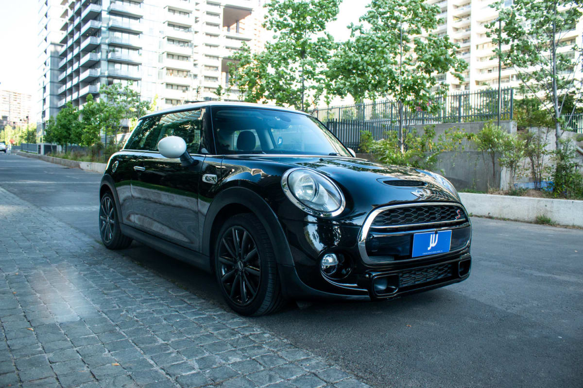 Mini Cooper S 2.0 2017 - Vista 3/4 frontal de hatchback color negro en exterior