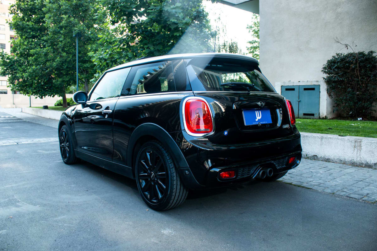 Mini Cooper S 2.0 2017 - Vista trasera 3/4 de hatchback color negro en exterior