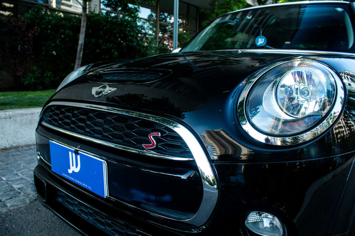 Mini Cooper S 2.0 2017 - Vista frontal de hatchback color negro brillante en exterior