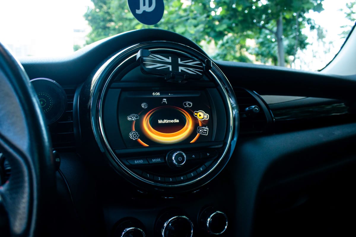 Mini Cooper S 2.0 2017 - Vista interior del panel multimedia de hatchback color negro en estudio