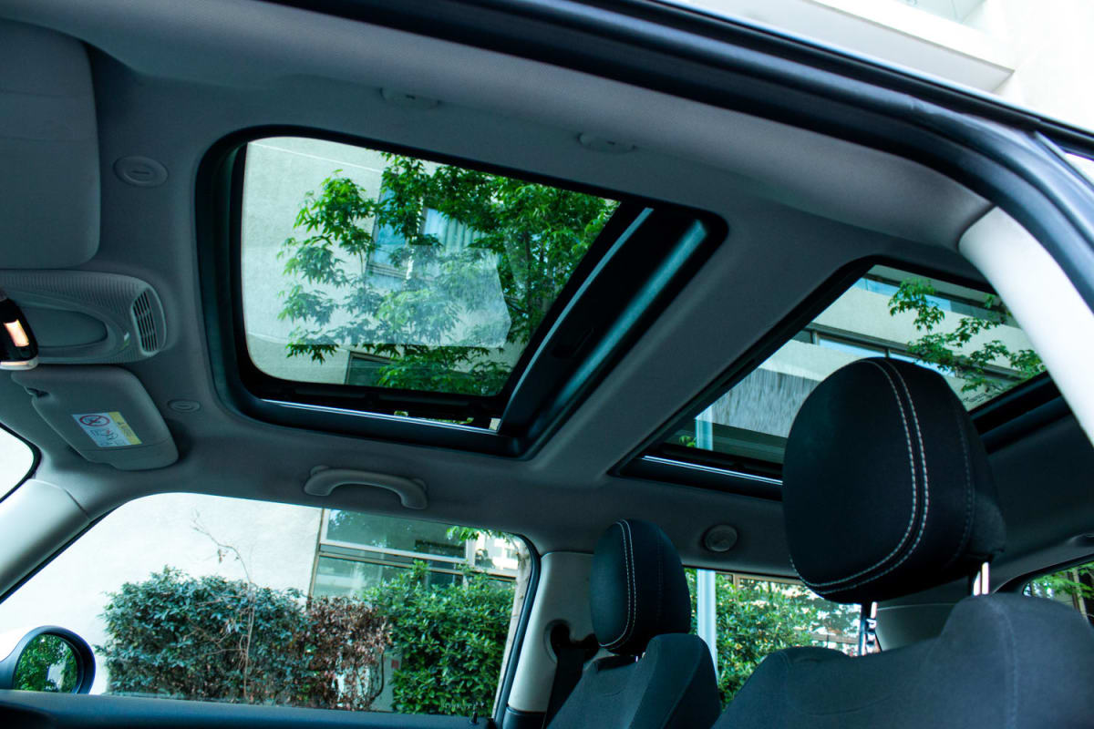 Mini Cooper S 2.0 2017 - Vista interior de techo panorámico de hatchback color azul en exterior
