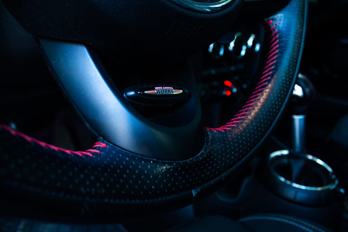 Mini Cooper S 2.0 2017 - Detalle de volante negro con costuras rojas en interior de vehículo