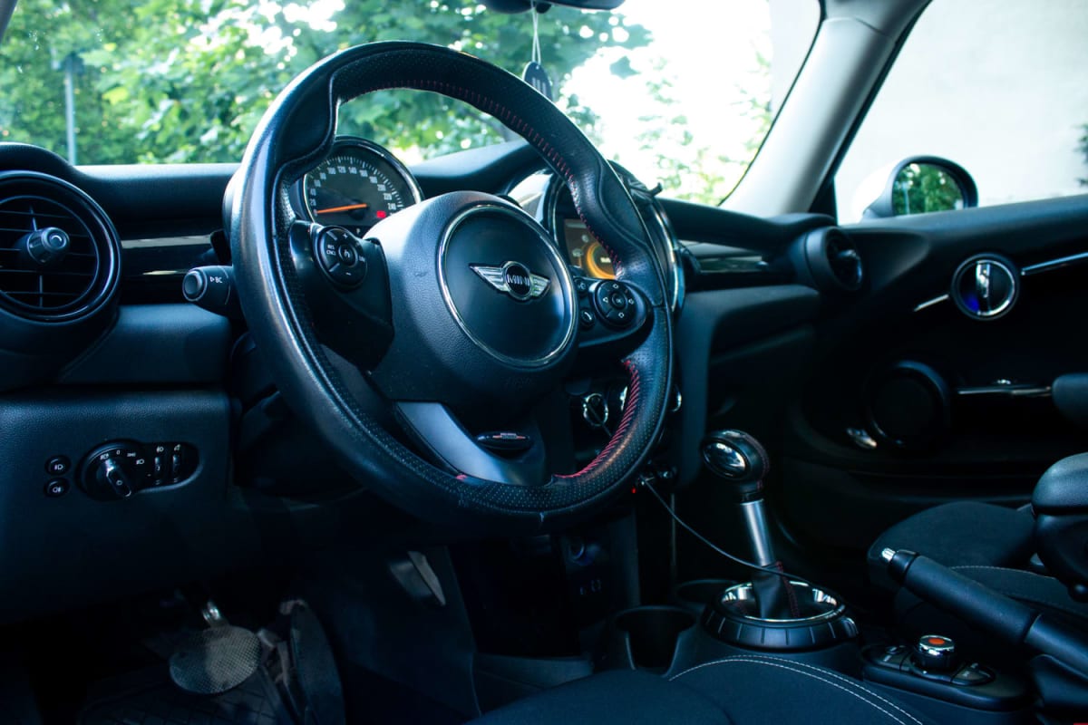 Mini Cooper S 2.0 2017 - Vista interior de hatchback color negro con volante y palanca de cambios en primer plano