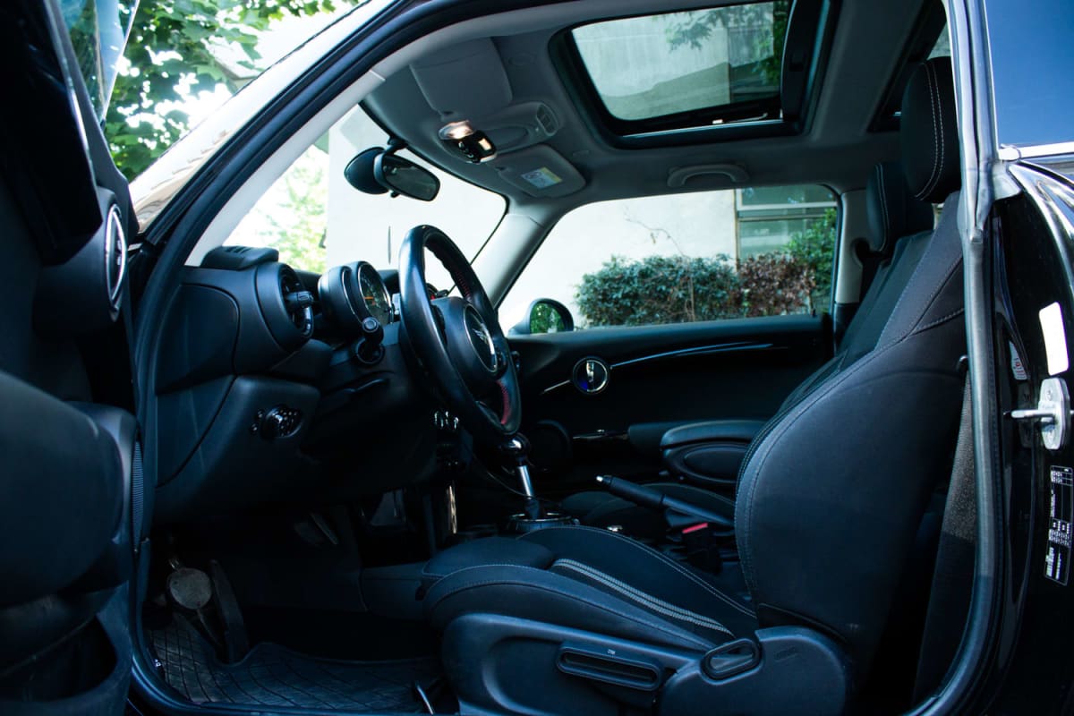 Mini Cooper S 2.0 2017 - Vista interior de hatchback color negro con techo panorámico en exterior