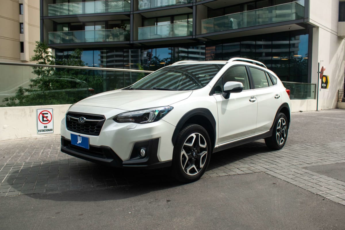 Subaru XV Dynamic 2020 - Vista 3/4 de hatchback blanco en exterior urbano