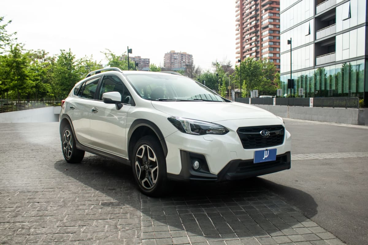 Subaru XV Dynamic 2020 - Vista 3/4 de crossover color blanco en exterior