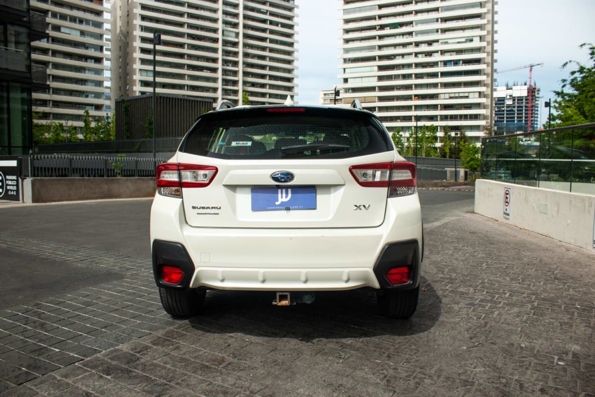 Subaru XV Dynamic 2020 - Vista trasera de hatchback color blanco en exterior