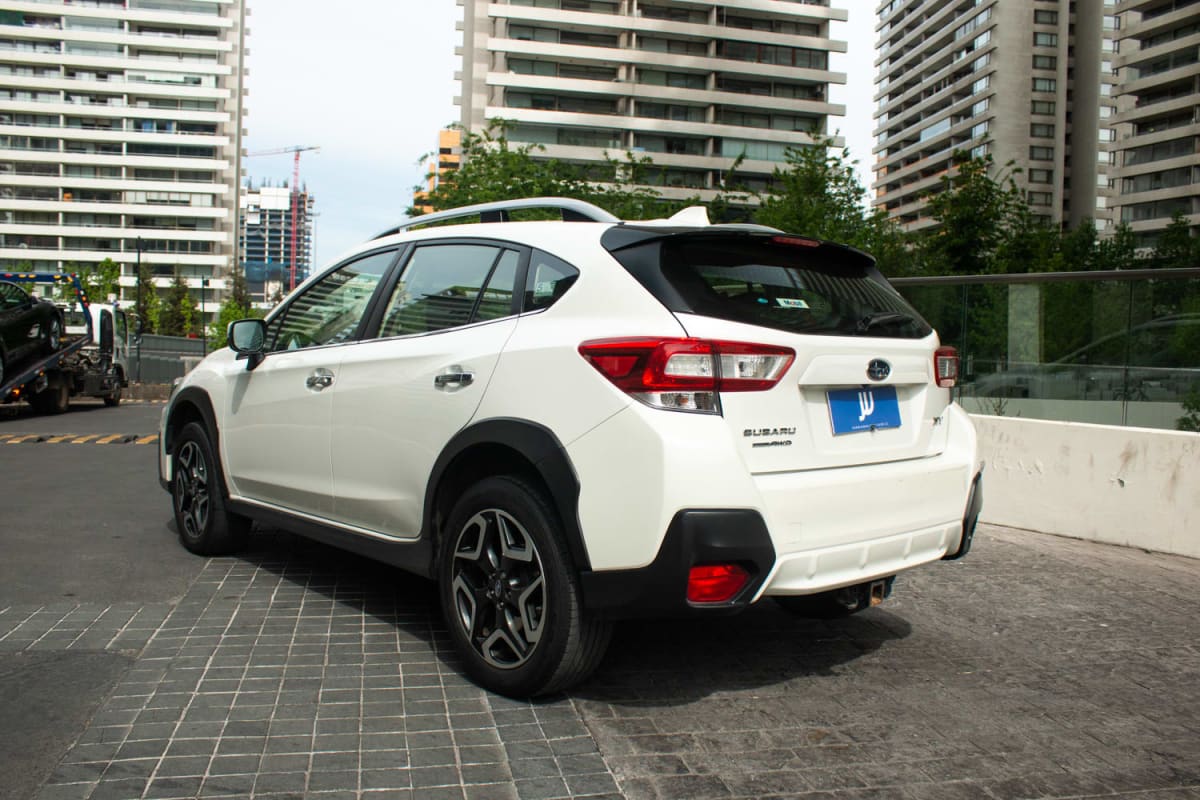 Subaru XV Dynamic 2020 - Vista 3/4 trasera de hatchback color blanco en exterior