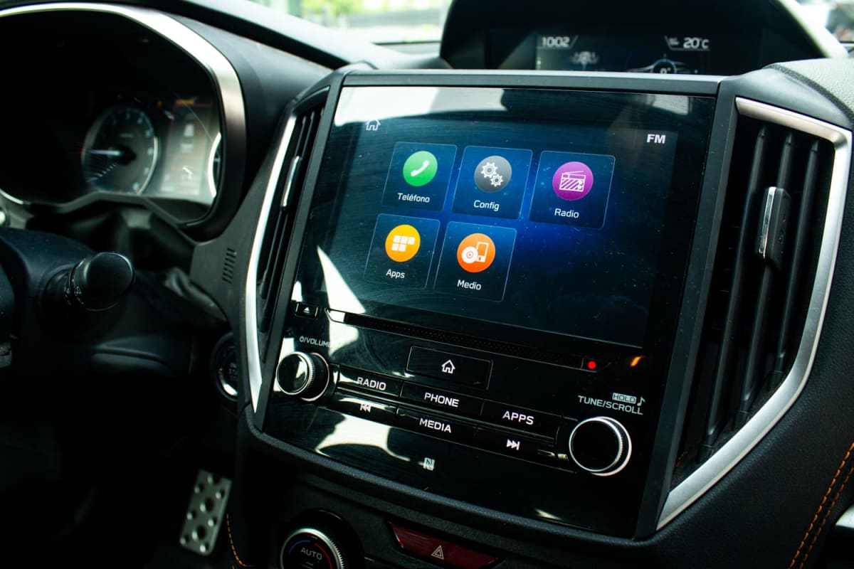 Subaru XV Dynamic 2020 - Detalle del interior: pantalla multimedia con aplicaciones y panel de control.