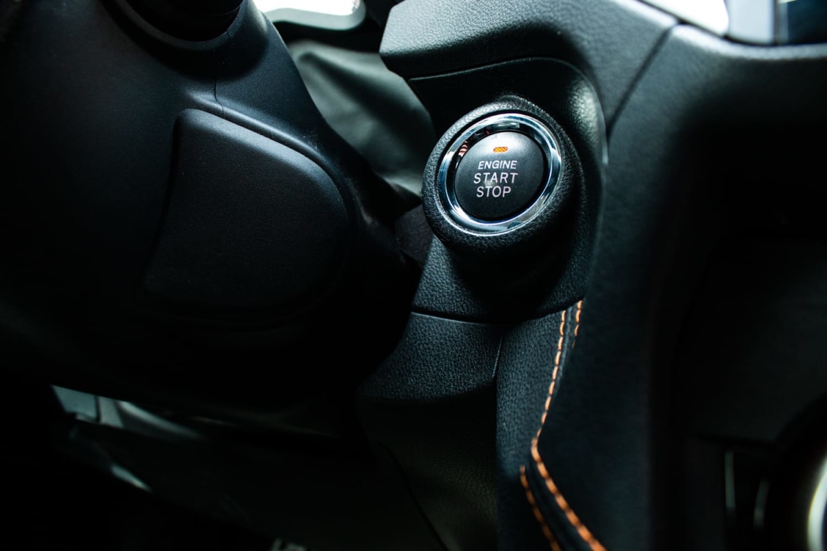 Subaru XV Dynamic 2020 - Detalle del botón de encendido en el interior del vehículo, con volante y costuras visibles.