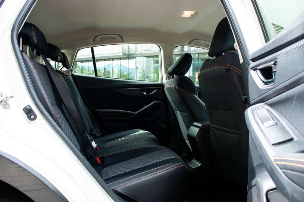 Subaru XV Dynamic 2020 - Interior de hatchback blanco. Vista de los asientos traseros en estudio.