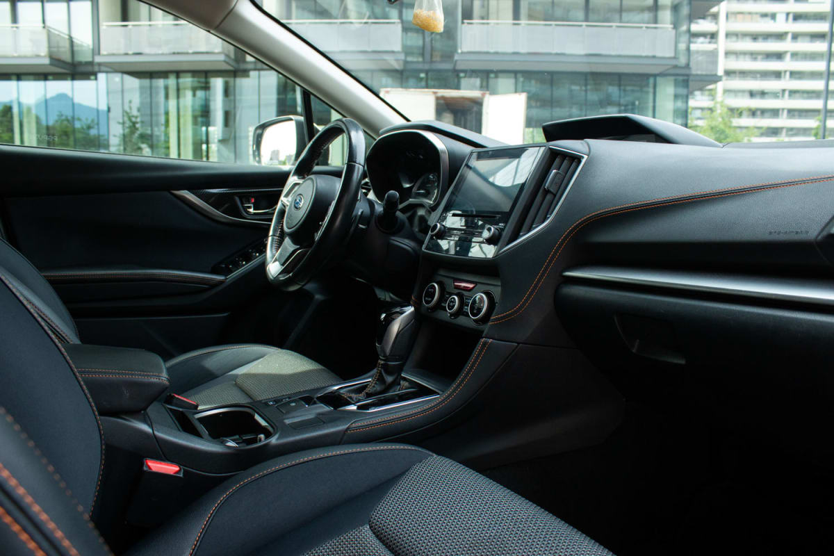 Subaru XV Dynamic 2020 - Vista interior delantera de SUV con tapicería oscura en exterior