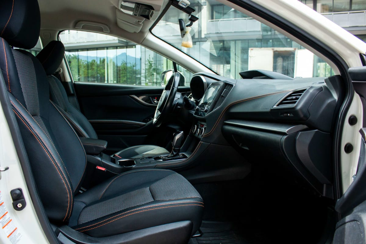 Subaru XV Dynamic 2020 - Vista interior delantera de hatchback color blanco con tapicería oscura en exterior