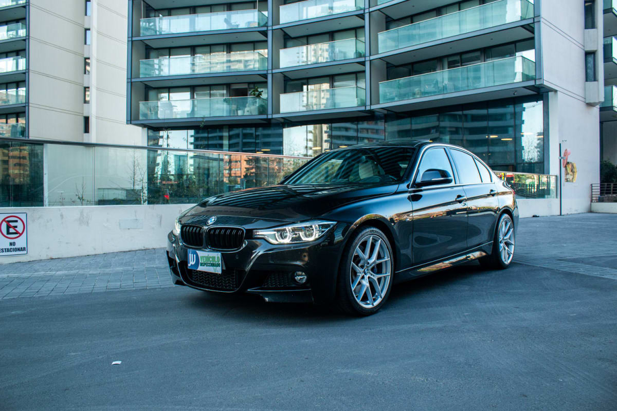 BMW 340i 40 2017 - Vista 3/4 de sedán color negro en exterior