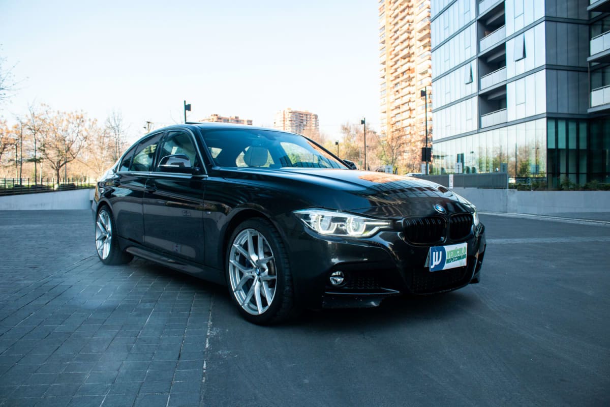 BMW 340i 40 2017 - Vista 3/4 frontal de sedán color negro en exterior urbano