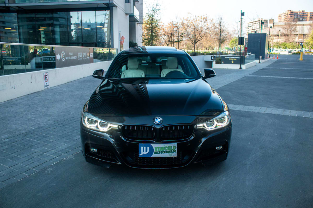 BMW 340i 40 2017 - Vista frontal de sedán color negro brillante en exterior